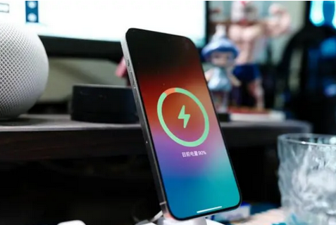 鄂温克苹果15换屏服务分享用什么充电器给iPhone15充电更好 